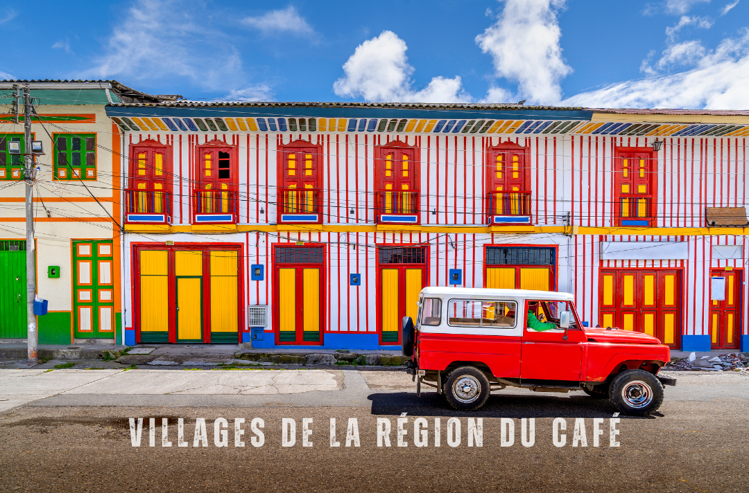 "Façades colorées et Jeep Willys dans un village de la région du café en Colombie, symbole de la culture locale et du patrimoine colonial."