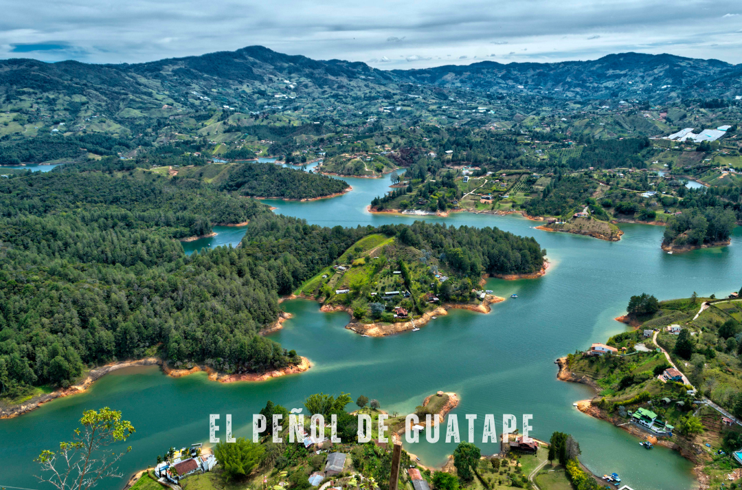 "La Piedra del Peñol à Guatapé, un rocher imposant de granit avec une vue panoramique spectaculaire sur les paysages de lacs et collines verdoyantes de Colombie."