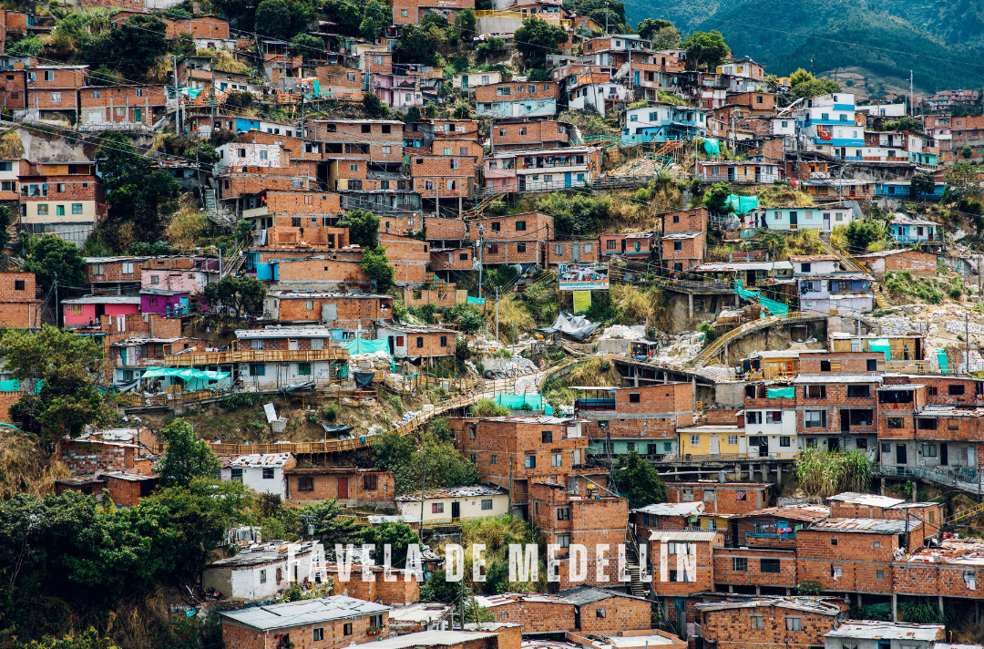 "Vue sur la Comuna 13 à Medellín, un quartier coloré et emblématique de la transformation sociale en Colombie."